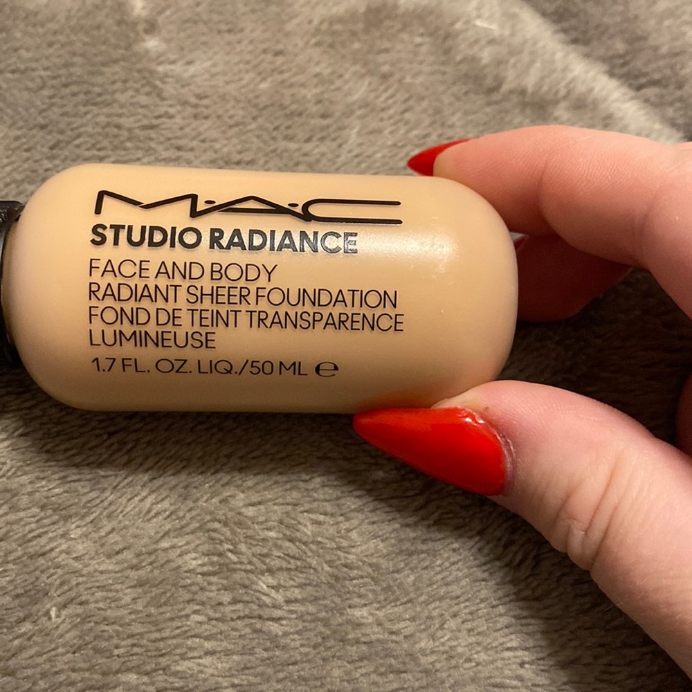 MAC FACE & BODY FOUNDATION